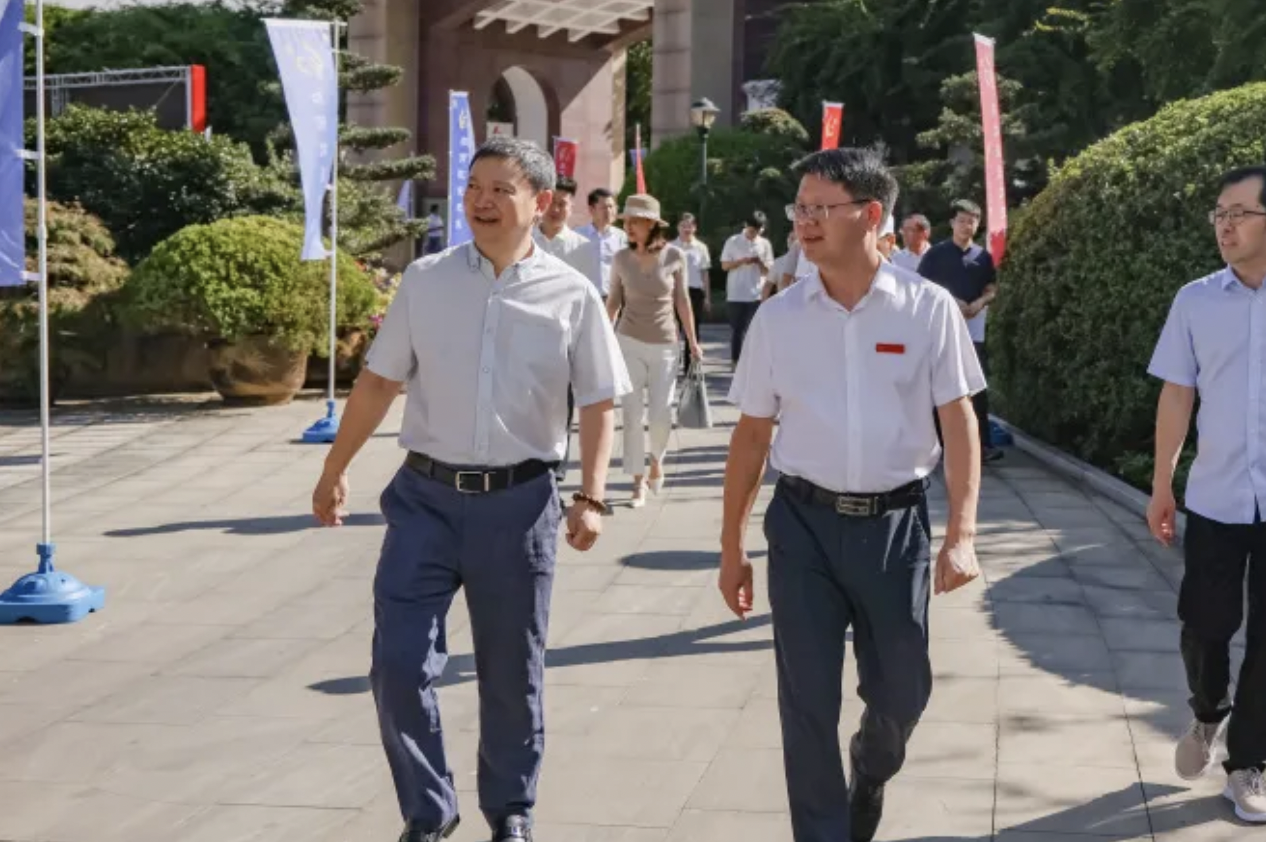 【教师节专题】反哺母校，惠泽桑梓 ——“携手三花，共筑教育梦想”捐赠仪式在新昌中学举行